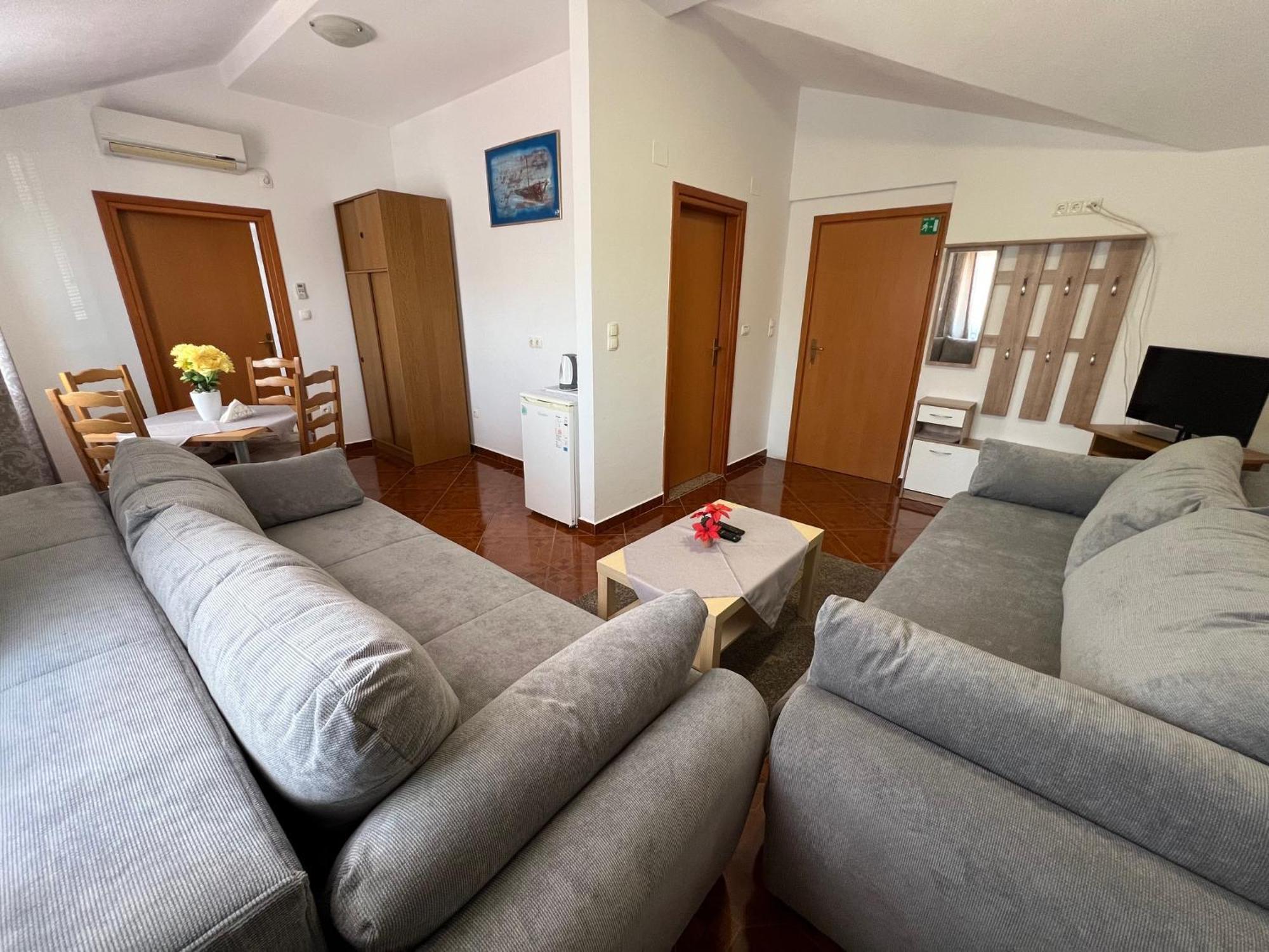 Guest House Laura Crveni Vrh Extérieur photo