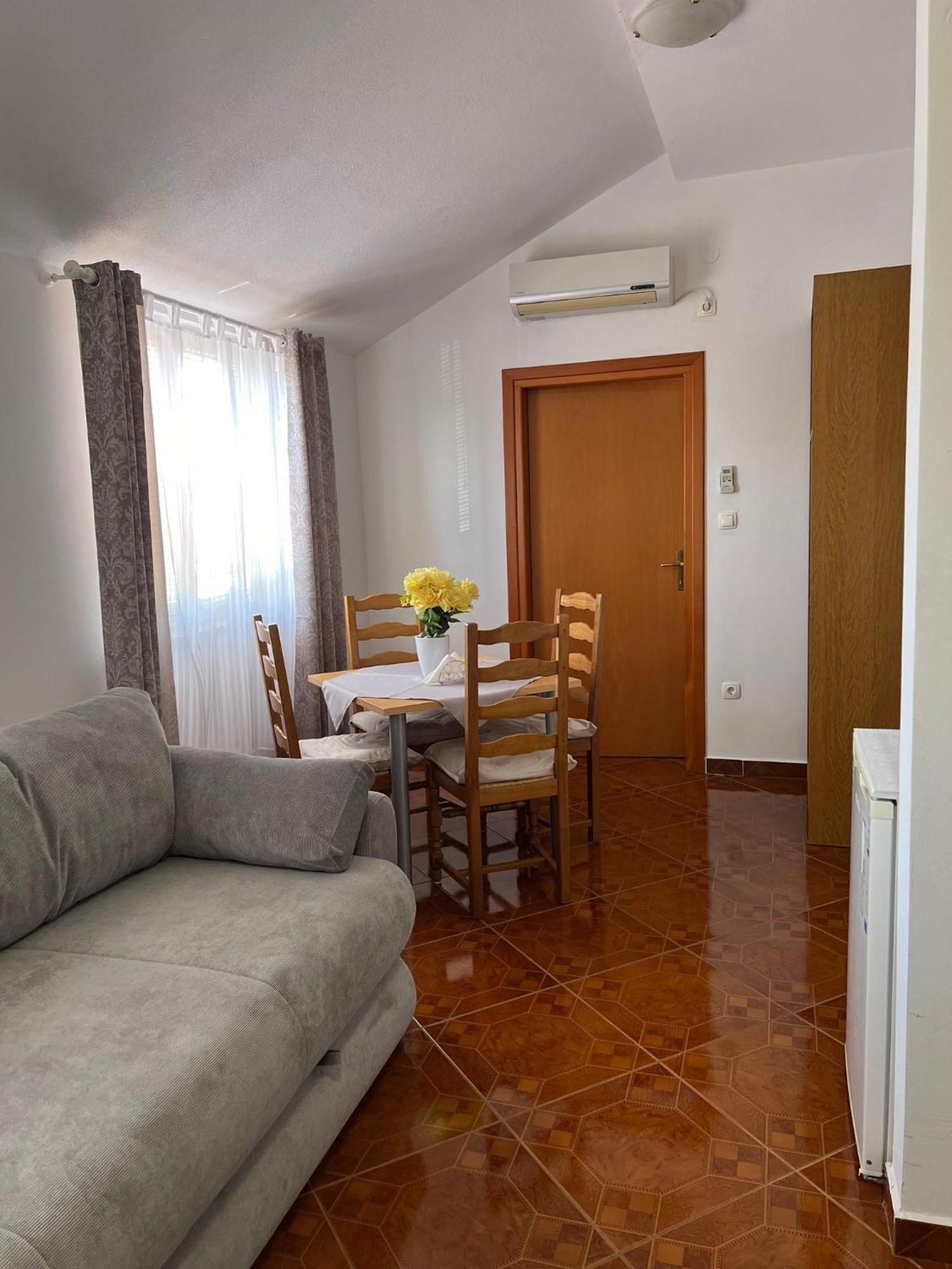 Guest House Laura Crveni Vrh Extérieur photo