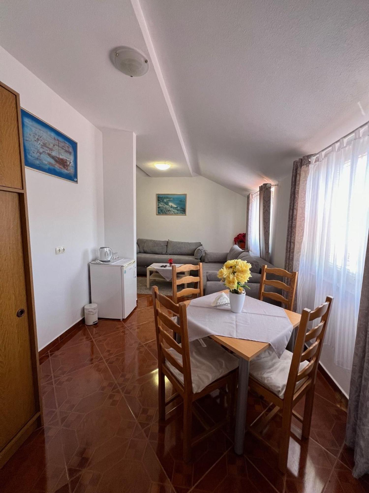 Guest House Laura Crveni Vrh Extérieur photo